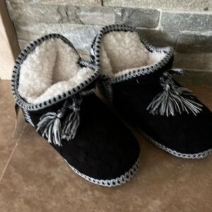 Ladies size 5/6  small Muk luks slippers new with tags